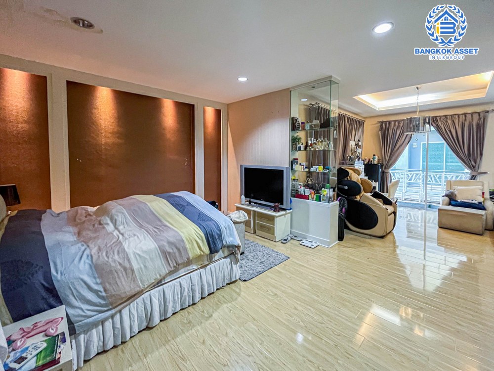 บ้านเดี่ยวมือสอง 3 ชั้น โครงการ ซื่อตรง แกรนด์โฮม เกษตร-รัชโยธิน เนื้อที่กว้าง 	68.20 ตร.ว. ฟังก์ชัน 7 ห้องนอน 6 ห้องน้ำ 2 ที่จอดรถ บนทำเลดี อยู่ใจกลางเมือง เชื่อมต่อถนนรัชดาภิเษก ถนนลาดพร้าว ใกล้รถไฟฟ้าสายสีเขียว "สถานีเสนานิคม" และจุดขึ้นทางด่วน "ห้าแยกลาดพร้าว"