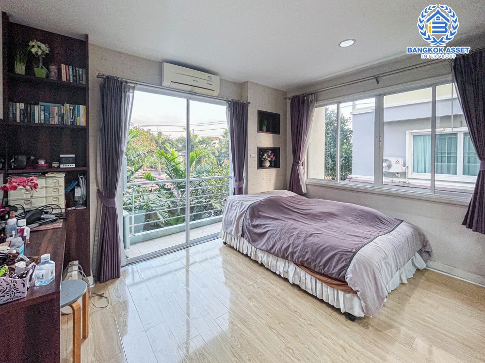 บ้านเดี่ยวมือสอง 3 ชั้น โครงการ ซื่อตรง แกรนด์โฮม เกษตร-รัชโยธิน เนื้อที่กว้าง 	68.20 ตร.ว. ฟังก์ชัน 7 ห้องนอน 6 ห้องน้ำ 2 ที่จอดรถ บนทำเลดี อยู่ใจกลางเมือง เชื่อมต่อถนนรัชดาภิเษก ถนนลาดพร้าว ใกล้รถไฟฟ้าสายสีเขียว "สถานีเสนานิคม" และจุดขึ้นทางด่วน "ห้าแยกลาดพร้าว"