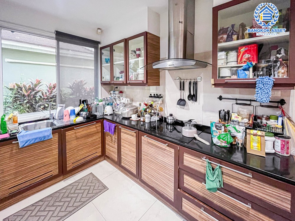 บ้านเดี่ยวมือสอง 3 ชั้น โครงการ ซื่อตรง แกรนด์โฮม เกษตร-รัชโยธิน เนื้อที่กว้าง 	68.20 ตร.ว. ฟังก์ชัน 7 ห้องนอน 6 ห้องน้ำ 2 ที่จอดรถ บนทำเลดี อยู่ใจกลางเมือง เชื่อมต่อถนนรัชดาภิเษก ถนนลาดพร้าว ใกล้รถไฟฟ้าสายสีเขียว "สถานีเสนานิคม" และจุดขึ้นทางด่วน "ห้าแยกลาดพร้าว"