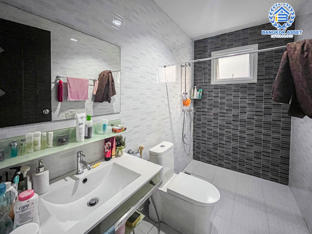 บ้านเดี่ยวมือสอง 3 ชั้น โครงการ ซื่อตรง แกรนด์โฮม เกษตร-รัชโยธิน เนื้อที่กว้าง 	68.20 ตร.ว. ฟังก์ชัน 7 ห้องนอน 6 ห้องน้ำ 2 ที่จอดรถ บนทำเลดี อยู่ใจกลางเมือง เชื่อมต่อถนนรัชดาภิเษก ถนนลาดพร้าว ใกล้รถไฟฟ้าสายสีเขียว "สถานีเสนานิคม" และจุดขึ้นทางด่วน "ห้าแยกลาดพร้าว"