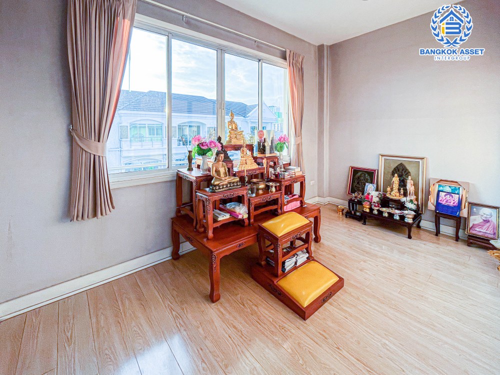 บ้านเดี่ยวมือสอง 3 ชั้น โครงการ ซื่อตรง แกรนด์โฮม เกษตร-รัชโยธิน เนื้อที่กว้าง 	68.20 ตร.ว. ฟังก์ชัน 7 ห้องนอน 6 ห้องน้ำ 2 ที่จอดรถ บนทำเลดี อยู่ใจกลางเมือง เชื่อมต่อถนนรัชดาภิเษก ถนนลาดพร้าว ใกล้รถไฟฟ้าสายสีเขียว "สถานีเสนานิคม" และจุดขึ้นทางด่วน "ห้าแยกลาดพร้าว"