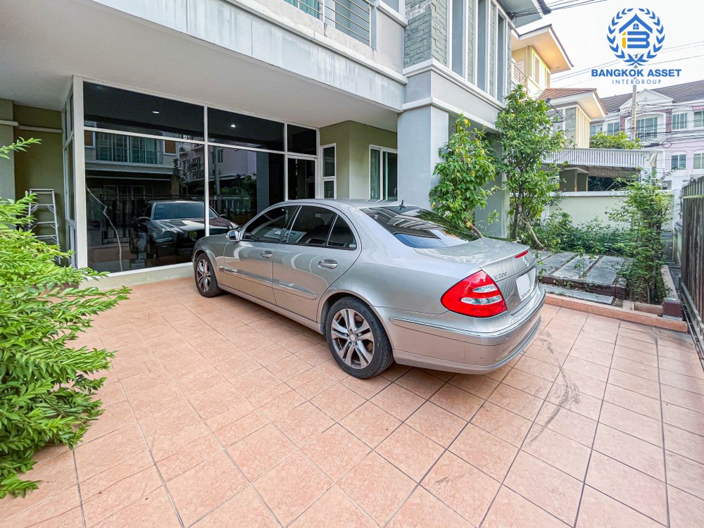 บ้านเดี่ยวมือสอง 3 ชั้น โครงการ ซื่อตรง แกรนด์โฮม เกษตร-รัชโยธิน เนื้อที่กว้าง 	68.20 ตร.ว. ฟังก์ชัน 7 ห้องนอน 6 ห้องน้ำ 2 ที่จอดรถ บนทำเลดี อยู่ใจกลางเมือง เชื่อมต่อถนนรัชดาภิเษก ถนนลาดพร้าว ใกล้รถไฟฟ้าสายสีเขียว "สถานีเสนานิคม" และจุดขึ้นทางด่วน "ห้าแยกลาดพร้าว"