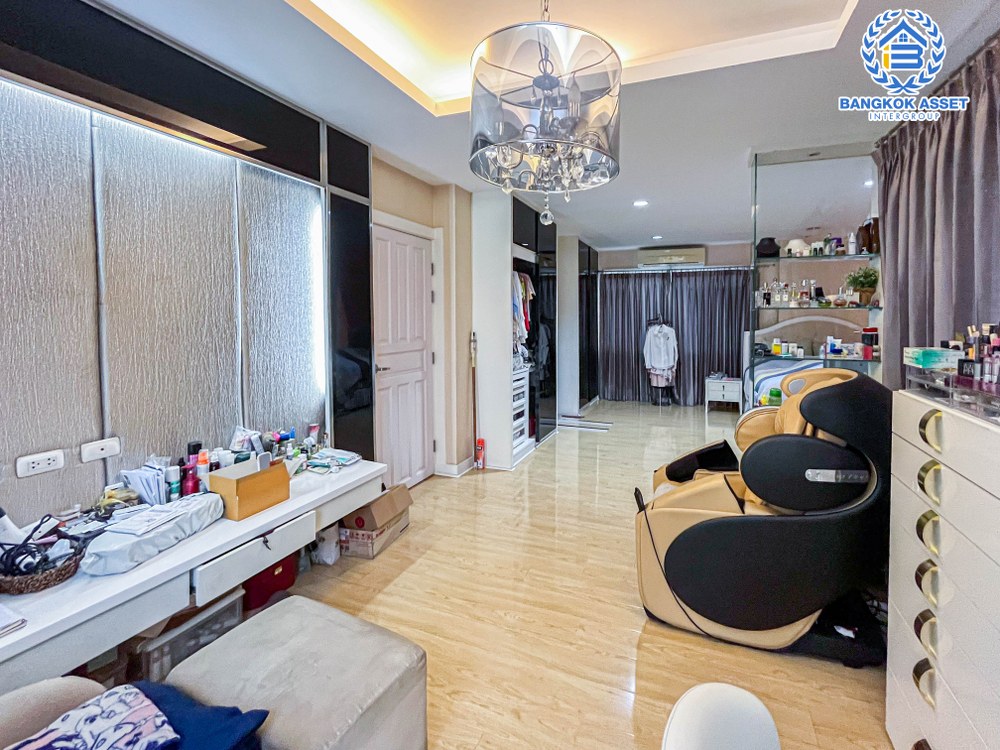 บ้านเดี่ยวมือสอง 3 ชั้น โครงการ ซื่อตรง แกรนด์โฮม เกษตร-รัชโยธิน เนื้อที่กว้าง 	68.20 ตร.ว. ฟังก์ชัน 7 ห้องนอน 6 ห้องน้ำ 2 ที่จอดรถ บนทำเลดี อยู่ใจกลางเมือง เชื่อมต่อถนนรัชดาภิเษก ถนนลาดพร้าว ใกล้รถไฟฟ้าสายสีเขียว "สถานีเสนานิคม" และจุดขึ้นทางด่วน "ห้าแยกลาดพร้าว"