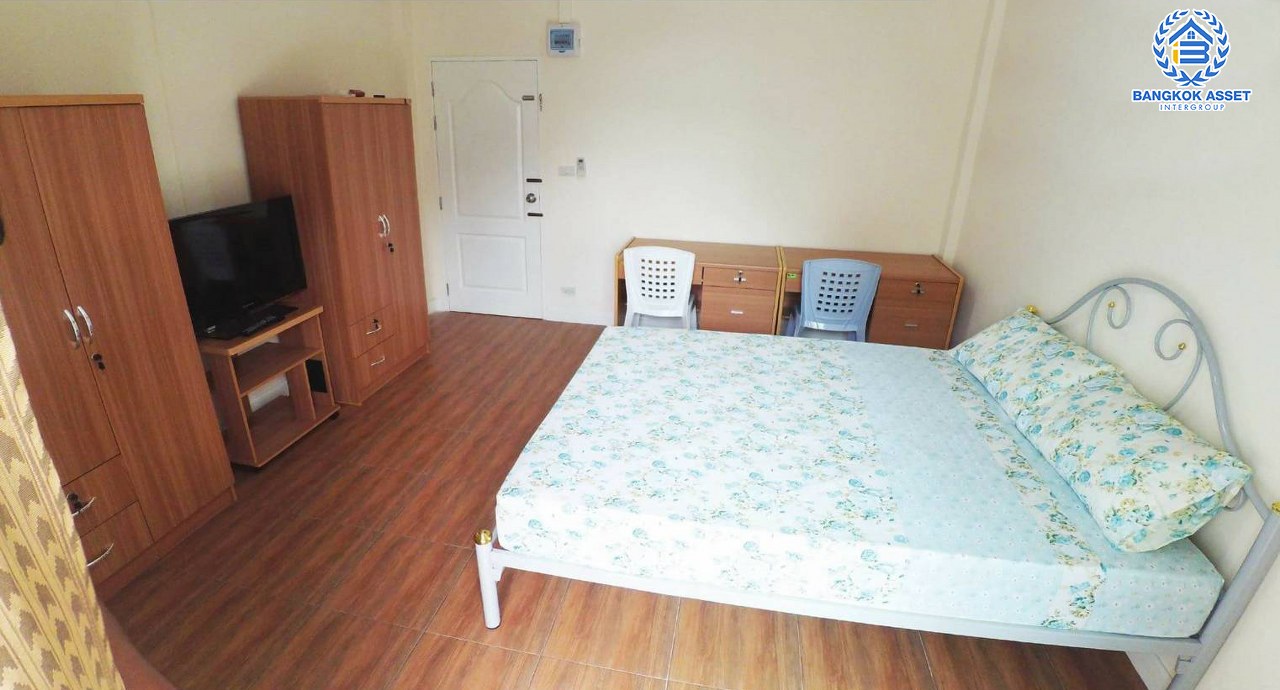 ทาวน์โฮมมือสองใจกลางนนทบุรี หมู่บ้าน สิรีนพาร์ค 3 วงศ์สว่าง เนื้อที่เกือบ 19 ตร.ว. ฟังก์ชัน 5 ห้องนอน 5 ห้องน้ำ 1 ห้องน้ำ เหมาะกับการลงทุนทำเป็นหอพักสร้างกำไรได้ แถมฟรี! 5 เครื่องปรับอากาศ, 5 เครื่องทำน้ำอุ่น ทำเลเชื่อมต่อ ถ.วงศ์สว่าง, ถ.ติวานนท์, ถ.รัตนาธิเบศร์ ใกล้รถไฟฟ้าสายสีม่วง "สถานีวงศ์สว่าง" และทางด่วน "ศรีรัช"