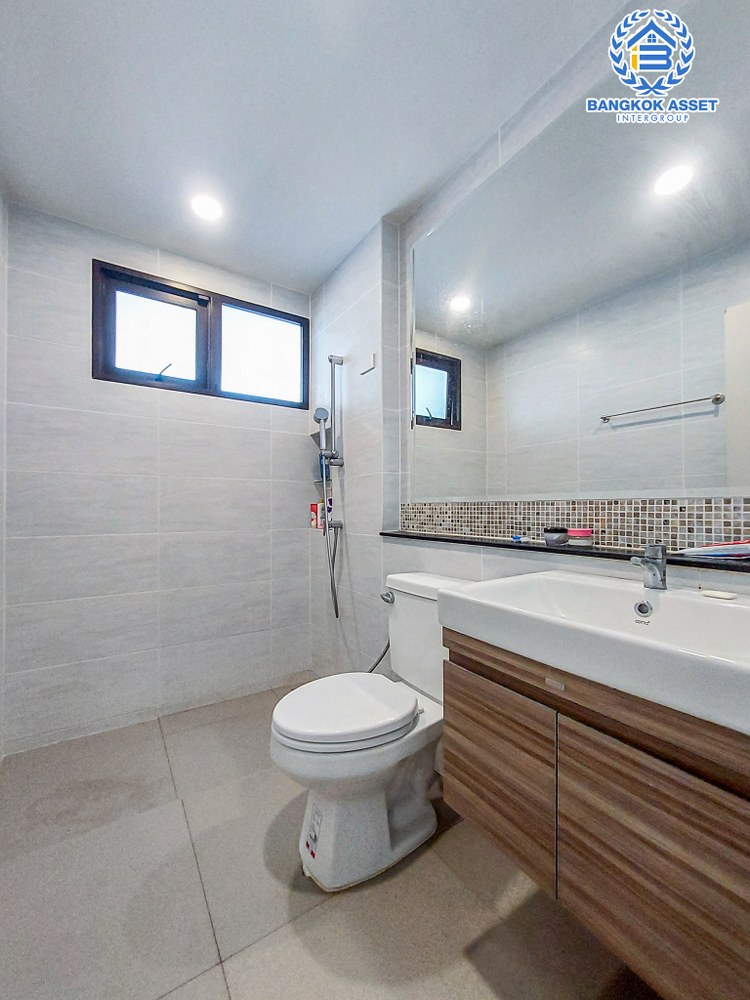 *****บ้านเดี่ยวมือสอง โครงการ เดอะซิตี้ราชพฤกษ์-ปิ่นเกล้า หลังมุม เนื้อที่ 99.80 ตร.ว. ฟังก์ชัน 4 ห้องนอน 4 ห้องน้ำ 3 ที่จอดรถ บ้านสภาพดีเยี่ยม ของแถมอีกเพียบ! บนทำเลเดินทางสะดวก เชื่อมต่อถนนกาญจนาภิเษก ถนนรัตนาธิเบศร์ ถนนบางกรวยไทรน้อย ใกล้รถไฟฟ้าสายสีม่วง "สถานีบางพลู" และจุดขึ้นทางด่วน "ศรีรัช"