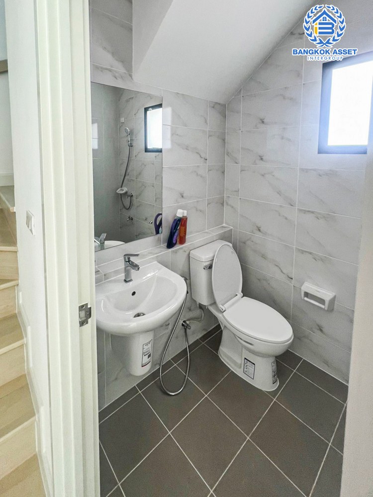 *****บ้านเดี่ยวมือสอง โครงการ เพอร์เฟคพาร์ค แจ้งวัฒนะ หลังมุม เนื้อที่กว้างกว่า 67.60 ตร.ว. ฟังก์ชัน 3 ห้องนอน 3 ห้องน้ำ 2 ที่จอดรถ ตกแต่งสวยสไตล์โมเดิร์น บนทำเลดี เชื่อมต่อถนนชัยพฤกษ์, ถนนราชพฤกษ์, ถนนแจ้งวัฒนะ ใกล้รถไฟฟ้าสายสีชมพู "สถานีห้าแยกปากเกร็ด"  และจุดขึ้นทางด่วน "แจ้งวัฒนะ"