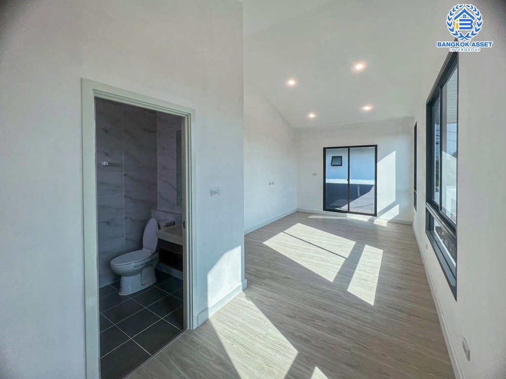 *****บ้านเดี่ยวมือสอง โครงการ เพอร์เฟคพาร์ค แจ้งวัฒนะ หลังมุม เนื้อที่กว้างกว่า 67.60 ตร.ว. ฟังก์ชัน 3 ห้องนอน 3 ห้องน้ำ 2 ที่จอดรถ ตกแต่งสวยสไตล์โมเดิร์น บนทำเลดี เชื่อมต่อถนนชัยพฤกษ์, ถนนราชพฤกษ์, ถนนแจ้งวัฒนะ ใกล้รถไฟฟ้าสายสีชมพู "สถานีห้าแยกปากเกร็ด"  และจุดขึ้นทางด่วน "แจ้งวัฒนะ"