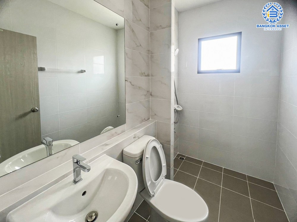 *****บ้านเดี่ยวมือสอง โครงการ เพอร์เฟคพาร์ค แจ้งวัฒนะ หลังมุม เนื้อที่กว้างกว่า 67.60 ตร.ว. ฟังก์ชัน 3 ห้องนอน 3 ห้องน้ำ 2 ที่จอดรถ ตกแต่งสวยสไตล์โมเดิร์น บนทำเลดี เชื่อมต่อถนนชัยพฤกษ์, ถนนราชพฤกษ์, ถนนแจ้งวัฒนะ ใกล้รถไฟฟ้าสายสีชมพู "สถานีห้าแยกปากเกร็ด"  และจุดขึ้นทางด่วน "แจ้งวัฒนะ"