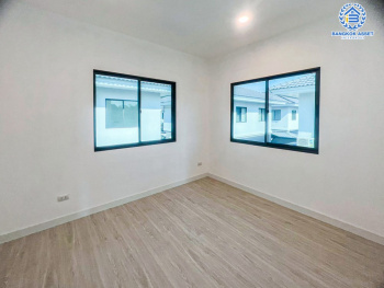 *****บ้านเดี่ยวมือสอง โครงการ เพอร์เฟคพาร์ค แจ้งวัฒนะ หลังมุม เนื้อที่กว้างกว่า 67.60 ตร.ว. ฟังก์ชัน 3 ห้องนอน 3 ห้องน้ำ 2 ที่จอดรถ ตกแต่งสวยสไตล์โมเดิร์น บนทำเลดี เชื่อมต่อถนนชัยพฤกษ์, ถนนราชพฤกษ์, ถนนแจ้งวัฒนะ ใกล้รถไฟฟ้าสายสีชมพู "สถานีห้าแยกปากเกร็ด"  และจุดขึ้นทางด่วน "แจ้งวัฒนะ"