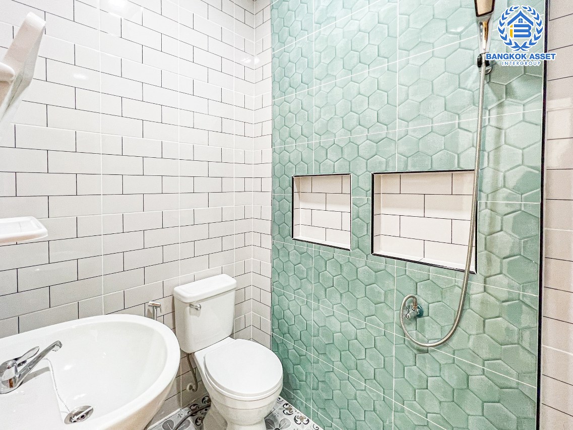 *****ทาวน์เฮ้าส์มือสองกรุงเทพมหานคร โครงการ สุภาวัลย์ หทัยราษฎร์ เนื้อที่ 18 ตร.ว. ฟังก์ชัน 2 ห้องนอน 2 ห้องน้ำ 1 ที่จอดรถ บ้านตกแต่งใหม่ พร้อมเฟอร์นิเจอร์ บนทำเลหน้าโครงการติดหทัยราษฎร์ เชื่อมต่อถนนพระยาสุเรนทร์, ถนนเลียบคลองสอง และถนนรามอินทรา ห้ามพลาด!