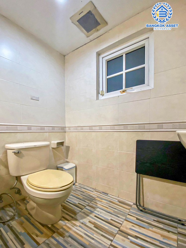 บ้านเดี่ยวมือสอง โครงการ นราวดี พระราม5-นครอินทร์ หลังมุม ราคาสุดพิเศษ เนื้อที่กว้าง 72.10 ตร.ว. ฟังก์ชัน 3 ห้องนอน 3 ห้องน้ำ 2 ที่จอดรถ บ้านสภาพสวย ได้พื้นที่รอบบ้านกว้าง แถมฟรี! เครื่องปรับอากาศ บนทำเลเดินทางง่าย เชื่อมต่อถนนกาญจนาภิเษก, ถนนนครอินทร์, ถนนราชพฤกษ์, ถนนพระราม5