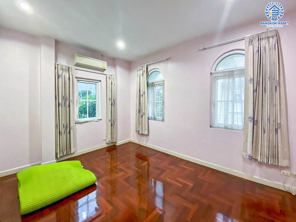 บ้านเดี่ยวมือสอง โครงการ นราวดี พระราม5-นครอินทร์ หลังมุม ราคาสุดพิเศษ เนื้อที่กว้าง 72.10 ตร.ว. ฟังก์ชัน 3 ห้องนอน 3 ห้องน้ำ 2 ที่จอดรถ บ้านสภาพสวย ได้พื้นที่รอบบ้านกว้าง แถมฟรี! เครื่องปรับอากาศ บนทำเลเดินทางง่าย เชื่อมต่อถนนกาญจนาภิเษก, ถนนนครอินทร์, ถนนราชพฤกษ์, ถนนพระราม5