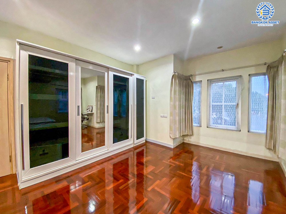 บ้านเดี่ยวมือสอง โครงการ นราวดี พระราม5-นครอินทร์ หลังมุม ราคาสุดพิเศษ เนื้อที่กว้าง 72.10 ตร.ว. ฟังก์ชัน 3 ห้องนอน 3 ห้องน้ำ 2 ที่จอดรถ บ้านสภาพสวย ได้พื้นที่รอบบ้านกว้าง แถมฟรี! เครื่องปรับอากาศ บนทำเลเดินทางง่าย เชื่อมต่อถนนกาญจนาภิเษก, ถนนนครอินทร์, ถนนราชพฤกษ์, ถนนพระราม5