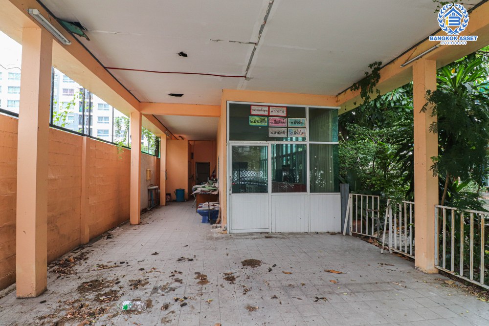 *****บ้านเดี่ยวมือสอง โครงการ ซื่อตรง รัตนาธิเบศร์ เนื้อที่กว้างกว่า 163 ตร.ว. ฟังก์ชัน 7 ห้องนอน 3 ห้องน้ำ 4 ที่จอดรถ บ้านสภาพสวย มีห้องแม่บ้านและห้องน้ำในตัว โครงการบนทำเลดี เชื่อมต่อถนนรัตนาธิเบศร์ ถนนราชพฤกษ์ ถนนสนามบิน ใกล้รถไฟฟ้าสายสีม่วง "สถานีไทรม้า" และจุดขึ้นทางด่วน "งามวงศ์วาน"