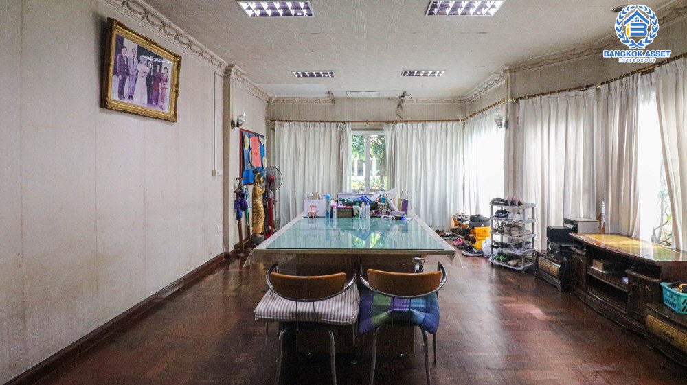 *****บ้านเดี่ยวมือสอง โครงการ ซื่อตรง รัตนาธิเบศร์ เนื้อที่กว้างกว่า 163 ตร.ว. ฟังก์ชัน 7 ห้องนอน 3 ห้องน้ำ 4 ที่จอดรถ บ้านสภาพสวย มีห้องแม่บ้านและห้องน้ำในตัว โครงการบนทำเลดี เชื่อมต่อถนนรัตนาธิเบศร์ ถนนราชพฤกษ์ ถนนสนามบิน ใกล้รถไฟฟ้าสายสีม่วง "สถานีไทรม้า" และจุดขึ้นทางด่วน "งามวงศ์วาน"