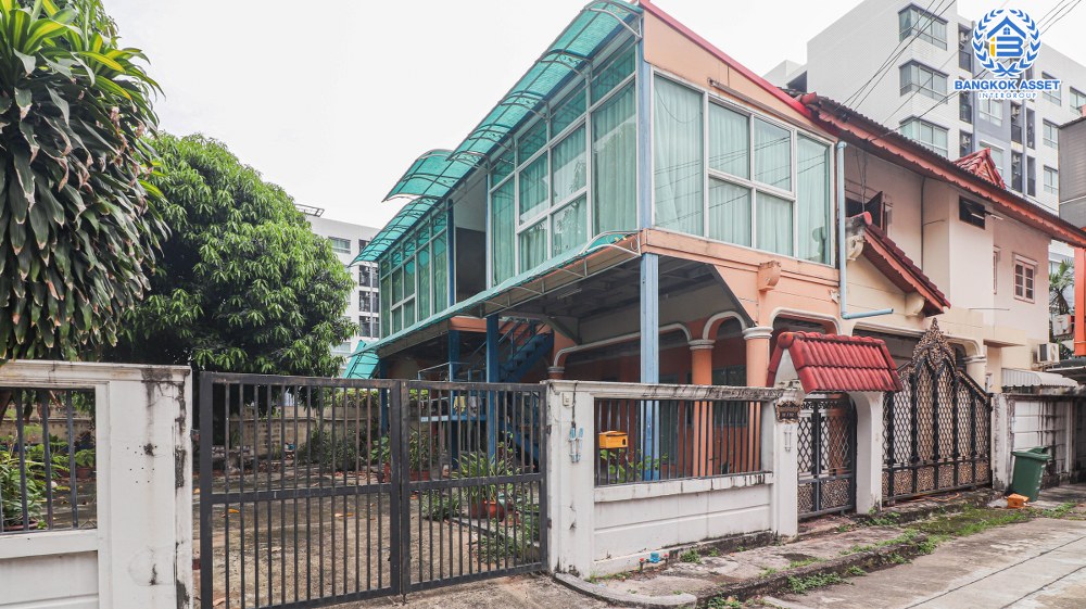 *****บ้านเดี่ยวมือสอง โครงการ ซื่อตรง รัตนาธิเบศร์ เนื้อที่กว้างกว่า 163 ตร.ว. ฟังก์ชัน 7 ห้องนอน 3 ห้องน้ำ 4 ที่จอดรถ บ้านสภาพสวย มีห้องแม่บ้านและห้องน้ำในตัว โครงการบนทำเลดี เชื่อมต่อถนนรัตนาธิเบศร์ ถนนราชพฤกษ์ ถนนสนามบิน ใกล้รถไฟฟ้าสายสีม่วง "สถานีไทรม้า" และจุดขึ้นทางด่วน "งามวงศ์วาน"