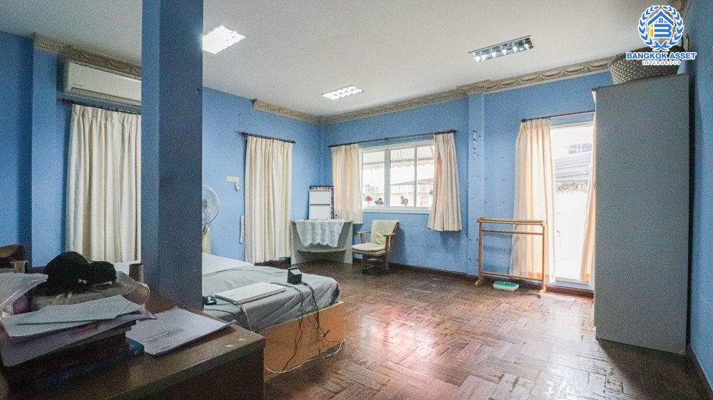 *****บ้านเดี่ยวมือสอง โครงการ ซื่อตรง รัตนาธิเบศร์ เนื้อที่กว้างกว่า 163 ตร.ว. ฟังก์ชัน 7 ห้องนอน 3 ห้องน้ำ 4 ที่จอดรถ บ้านสภาพสวย มีห้องแม่บ้านและห้องน้ำในตัว โครงการบนทำเลดี เชื่อมต่อถนนรัตนาธิเบศร์ ถนนราชพฤกษ์ ถนนสนามบิน ใกล้รถไฟฟ้าสายสีม่วง "สถานีไทรม้า" และจุดขึ้นทางด่วน "งามวงศ์วาน"