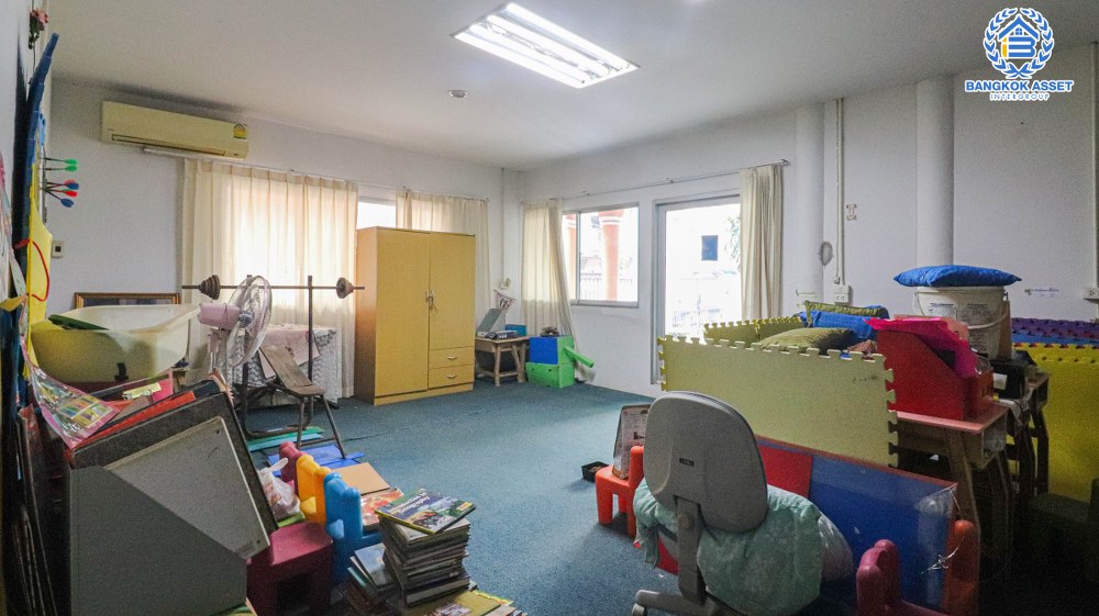 *****บ้านเดี่ยวมือสอง โครงการ ซื่อตรง รัตนาธิเบศร์ เนื้อที่กว้างกว่า 163 ตร.ว. ฟังก์ชัน 7 ห้องนอน 3 ห้องน้ำ 4 ที่จอดรถ บ้านสภาพสวย มีห้องแม่บ้านและห้องน้ำในตัว โครงการบนทำเลดี เชื่อมต่อถนนรัตนาธิเบศร์ ถนนราชพฤกษ์ ถนนสนามบิน ใกล้รถไฟฟ้าสายสีม่วง "สถานีไทรม้า" และจุดขึ้นทางด่วน "งามวงศ์วาน"