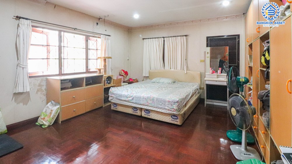 *****บ้านเดี่ยวมือสอง โครงการ ซื่อตรง รัตนาธิเบศร์ เนื้อที่กว้างกว่า 163 ตร.ว. ฟังก์ชัน 7 ห้องนอน 3 ห้องน้ำ 4 ที่จอดรถ บ้านสภาพสวย มีห้องแม่บ้านและห้องน้ำในตัว โครงการบนทำเลดี เชื่อมต่อถนนรัตนาธิเบศร์ ถนนราชพฤกษ์ ถนนสนามบิน ใกล้รถไฟฟ้าสายสีม่วง "สถานีไทรม้า" และจุดขึ้นทางด่วน "งามวงศ์วาน"