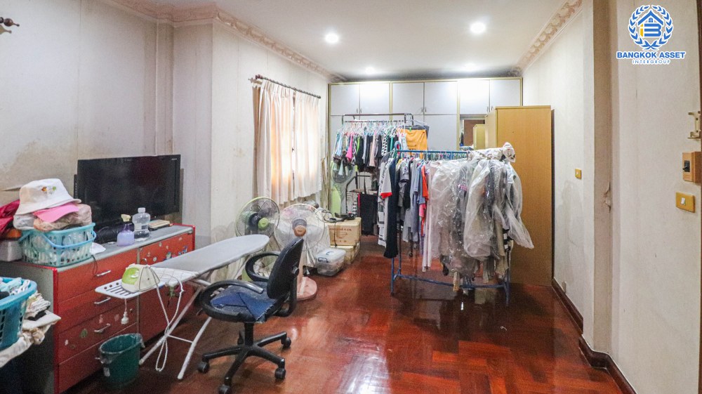 *****บ้านเดี่ยวมือสอง โครงการ ซื่อตรง รัตนาธิเบศร์ เนื้อที่กว้างกว่า 163 ตร.ว. ฟังก์ชัน 7 ห้องนอน 3 ห้องน้ำ 4 ที่จอดรถ บ้านสภาพสวย มีห้องแม่บ้านและห้องน้ำในตัว โครงการบนทำเลดี เชื่อมต่อถนนรัตนาธิเบศร์ ถนนราชพฤกษ์ ถนนสนามบิน ใกล้รถไฟฟ้าสายสีม่วง "สถานีไทรม้า" และจุดขึ้นทางด่วน "งามวงศ์วาน"