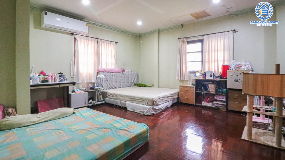 *****บ้านเดี่ยวมือสอง โครงการ ซื่อตรง รัตนาธิเบศร์ เนื้อที่กว้างกว่า 163 ตร.ว. ฟังก์ชัน 7 ห้องนอน 3 ห้องน้ำ 4 ที่จอดรถ บ้านสภาพสวย มีห้องแม่บ้านและห้องน้ำในตัว โครงการบนทำเลดี เชื่อมต่อถนนรัตนาธิเบศร์ ถนนราชพฤกษ์ ถนนสนามบิน ใกล้รถไฟฟ้าสายสีม่วง "สถานีไทรม้า" และจุดขึ้นทางด่วน "งามวงศ์วาน"