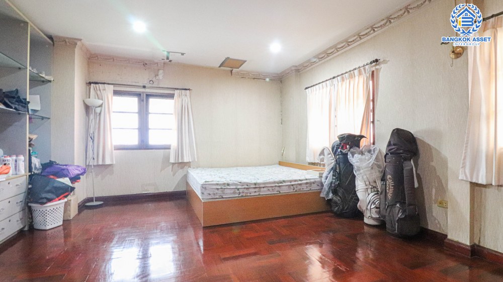 *****บ้านเดี่ยวมือสอง โครงการ ซื่อตรง รัตนาธิเบศร์ เนื้อที่กว้างกว่า 163 ตร.ว. ฟังก์ชัน 7 ห้องนอน 3 ห้องน้ำ 4 ที่จอดรถ บ้านสภาพสวย มีห้องแม่บ้านและห้องน้ำในตัว โครงการบนทำเลดี เชื่อมต่อถนนรัตนาธิเบศร์ ถนนราชพฤกษ์ ถนนสนามบิน ใกล้รถไฟฟ้าสายสีม่วง "สถานีไทรม้า" และจุดขึ้นทางด่วน "งามวงศ์วาน"