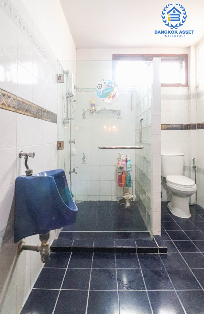 *****บ้านเดี่ยวมือสอง โครงการ ซื่อตรง รัตนาธิเบศร์ เนื้อที่กว้างกว่า 163 ตร.ว. ฟังก์ชัน 7 ห้องนอน 3 ห้องน้ำ 4 ที่จอดรถ บ้านสภาพสวย มีห้องแม่บ้านและห้องน้ำในตัว โครงการบนทำเลดี เชื่อมต่อถนนรัตนาธิเบศร์ ถนนราชพฤกษ์ ถนนสนามบิน ใกล้รถไฟฟ้าสายสีม่วง "สถานีไทรม้า" และจุดขึ้นทางด่วน "งามวงศ์วาน"