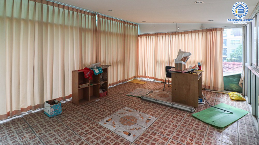 *****บ้านเดี่ยวมือสอง โครงการ ซื่อตรง รัตนาธิเบศร์ เนื้อที่กว้างกว่า 163 ตร.ว. ฟังก์ชัน 7 ห้องนอน 3 ห้องน้ำ 4 ที่จอดรถ บ้านสภาพสวย มีห้องแม่บ้านและห้องน้ำในตัว โครงการบนทำเลดี เชื่อมต่อถนนรัตนาธิเบศร์ ถนนราชพฤกษ์ ถนนสนามบิน ใกล้รถไฟฟ้าสายสีม่วง "สถานีไทรม้า" และจุดขึ้นทางด่วน "งามวงศ์วาน"