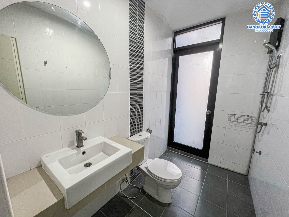 *****ทาวน์โฮมมือสองใจกลางเมืองนนทบุรี หมู่บ้าน เฮาส์35 แจ้งวัฒนะ #หลังมุม เนื้อที่เกือบ 20 ตร.ว. ฟังก์ชัน 3 ห้องนอน 3 ห้องน้ำ 2 ที่จอดรถ บ้านสภาพดี พร้อมอยู่ บนทำเลเยี่ยม เชื่อมต่อ ถนนแจ้งวัฒนะ, ถนนปากเกร็ด, ถนนติวานนท์ ใกล้รถไฟฟ้าสายสีชมพู "สถานีแจ้งวัฒนะ-ปากเกร็ด 28" ที่จะเสร็จในอนาคต  และทางด่วน "ศรีรัช"