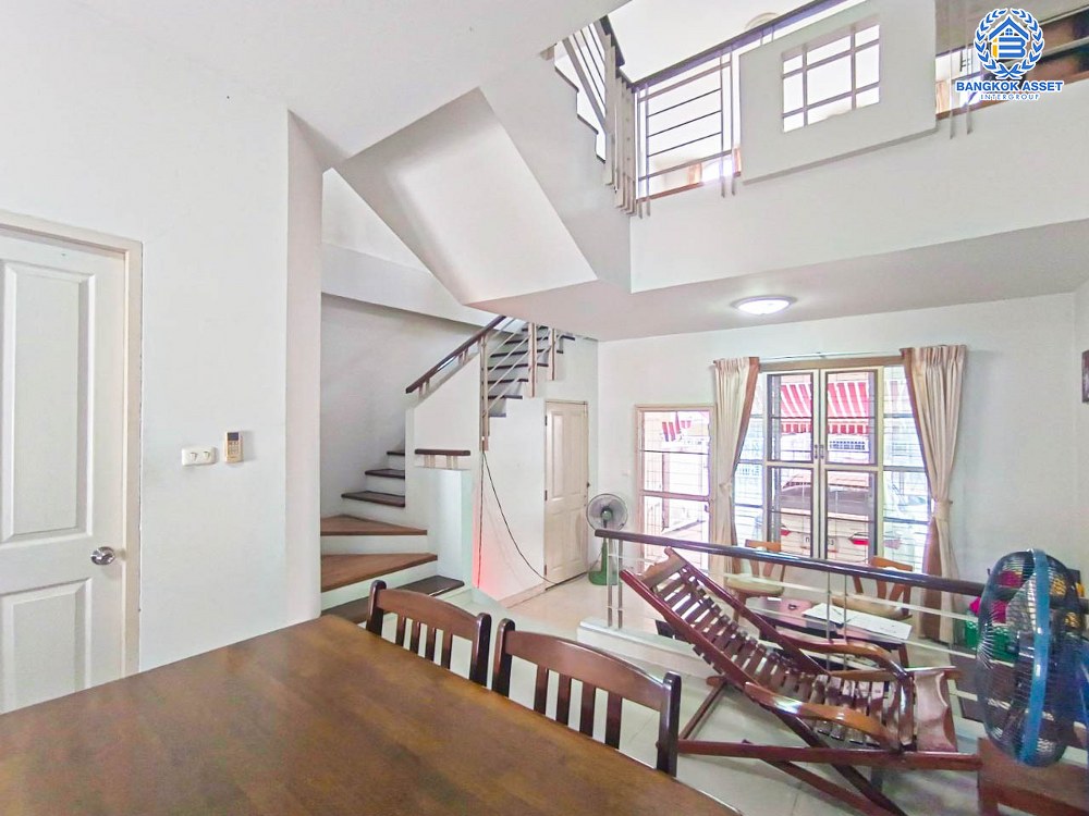 *****ทาวน์โฮม 3 ชั้นมือสอง โครงการ บ้านกลางเมือง รัชวิภา หลังมุม เนื้อที่กว้าง 34.10 ตร.ว. ฟังก์ชัน 3 ห้องนอน 4 ห้องน้ำ 2 ที่จอดรถ พื้นที่กว้างขวาง ออกแบบภายในสไตล์บ้านเดี่ยว บนทำเลดี เชื่อมต่อถนนพหลโยธิน ถนนวิภาวดีรังสิต ถนนงามวงศ์วาน ถนนประชาชื่น ใกล้จุดขึ้นทางด่วน "ศรีรัช" จองเลย!