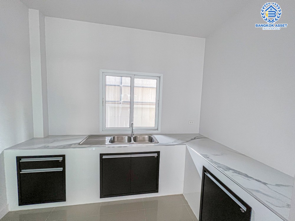 *****บ้านเดี่ยวมือสอง โครงการ สิริกานต์ กาญจนาภิเษก เนื้อที่ 50.80 ตร.ว. ฟังก์ชัน 3 ห้องนอน 3 ห้องน้ำ 2 ที่จอดรถ สวยพร้อมอยู่ มีชั้นลอยสามารถใช้ประโยชน์อเนกประสงค์ได้ บนทำเลดี เชื่อมต่อถนนรัตนาธิเบศร์ ถนนกาญจนาภิเษก ถนนแก้วอินทร์ ใกล้รถไฟฟ้าสายสีม่วง "สถานีคจลองบางไผ่" และทางด่วน "ศรีรัช"