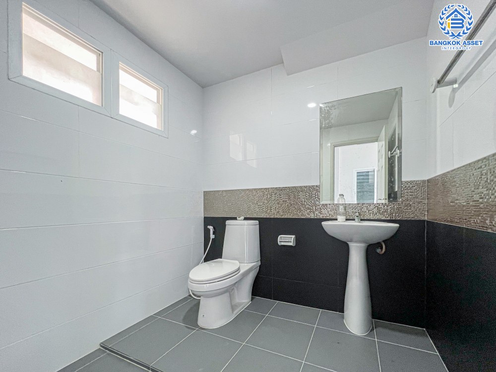 *****บ้านเดี่ยวมือสอง โครงการ สิริกานต์ กาญจนาภิเษก เนื้อที่ 50.80 ตร.ว. ฟังก์ชัน 3 ห้องนอน 3 ห้องน้ำ 2 ที่จอดรถ สวยพร้อมอยู่ มีชั้นลอยสามารถใช้ประโยชน์อเนกประสงค์ได้ บนทำเลดี เชื่อมต่อถนนรัตนาธิเบศร์ ถนนกาญจนาภิเษก ถนนแก้วอินทร์ ใกล้รถไฟฟ้าสายสีม่วง "สถานีคจลองบางไผ่" และทางด่วน "ศรีรัช"