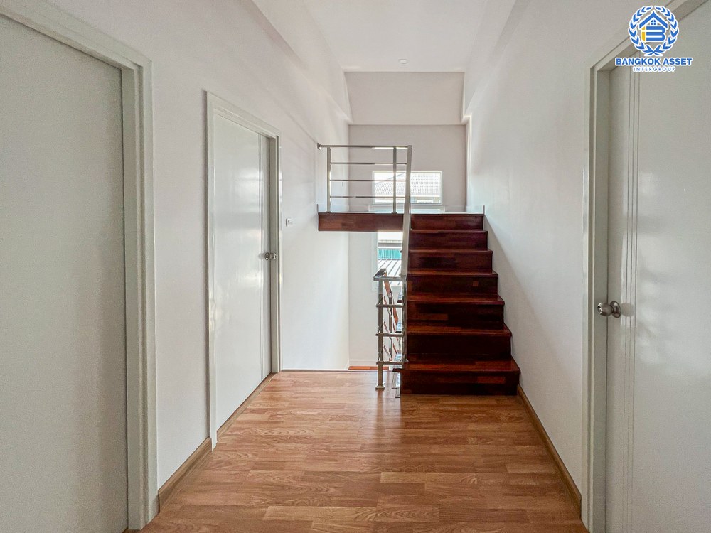 *****บ้านเดี่ยวมือสอง โครงการ สิริกานต์ กาญจนาภิเษก เนื้อที่ 50.80 ตร.ว. ฟังก์ชัน 3 ห้องนอน 3 ห้องน้ำ 2 ที่จอดรถ สวยพร้อมอยู่ มีชั้นลอยสามารถใช้ประโยชน์อเนกประสงค์ได้ บนทำเลดี เชื่อมต่อถนนรัตนาธิเบศร์ ถนนกาญจนาภิเษก ถนนแก้วอินทร์ ใกล้รถไฟฟ้าสายสีม่วง "สถานีคจลองบางไผ่" และทางด่วน "ศรีรัช"