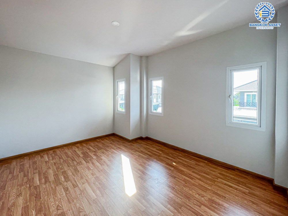 *****บ้านเดี่ยวมือสอง โครงการ สิริกานต์ กาญจนาภิเษก เนื้อที่ 50.80 ตร.ว. ฟังก์ชัน 3 ห้องนอน 3 ห้องน้ำ 2 ที่จอดรถ สวยพร้อมอยู่ มีชั้นลอยสามารถใช้ประโยชน์อเนกประสงค์ได้ บนทำเลดี เชื่อมต่อถนนรัตนาธิเบศร์ ถนนกาญจนาภิเษก ถนนแก้วอินทร์ ใกล้รถไฟฟ้าสายสีม่วง "สถานีคจลองบางไผ่" และทางด่วน "ศรีรัช"