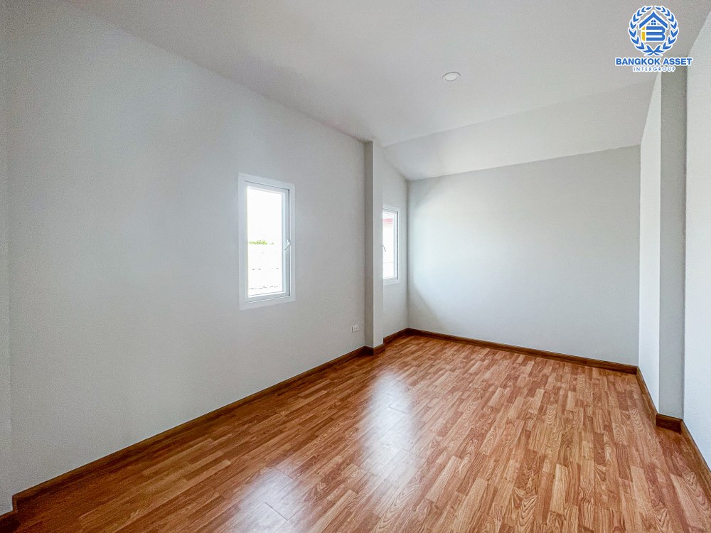 *****บ้านเดี่ยวมือสอง โครงการ สิริกานต์ กาญจนาภิเษก เนื้อที่ 50.80 ตร.ว. ฟังก์ชัน 3 ห้องนอน 3 ห้องน้ำ 2 ที่จอดรถ สวยพร้อมอยู่ มีชั้นลอยสามารถใช้ประโยชน์อเนกประสงค์ได้ บนทำเลดี เชื่อมต่อถนนรัตนาธิเบศร์ ถนนกาญจนาภิเษก ถนนแก้วอินทร์ ใกล้รถไฟฟ้าสายสีม่วง "สถานีคจลองบางไผ่" และทางด่วน "ศรีรัช"