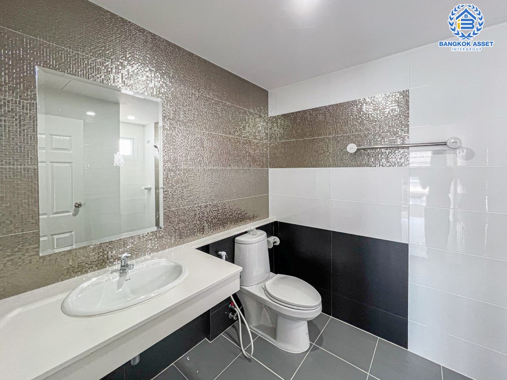 *****บ้านเดี่ยวมือสอง โครงการ สิริกานต์ กาญจนาภิเษก เนื้อที่ 50.80 ตร.ว. ฟังก์ชัน 3 ห้องนอน 3 ห้องน้ำ 2 ที่จอดรถ สวยพร้อมอยู่ มีชั้นลอยสามารถใช้ประโยชน์อเนกประสงค์ได้ บนทำเลดี เชื่อมต่อถนนรัตนาธิเบศร์ ถนนกาญจนาภิเษก ถนนแก้วอินทร์ ใกล้รถไฟฟ้าสายสีม่วง "สถานีคจลองบางไผ่" และทางด่วน "ศรีรัช"