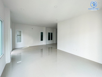 *****บ้านเดี่ยวมือสอง โครงการ สิริกานต์ กาญจนาภิเษก เนื้อที่ 50.80 ตร.ว. ฟังก์ชัน 3 ห้องนอน 3 ห้องน้ำ 2 ที่จอดรถ สวยพร้อมอยู่ มีชั้นลอยสามารถใช้ประโยชน์อเนกประสงค์ได้ บนทำเลดี เชื่อมต่อถนนรัตนาธิเบศร์ ถนนกาญจนาภิเษก ถนนแก้วอินทร์ ใกล้รถไฟฟ้าสายสีม่วง "สถานีคจลองบางไผ่" และทางด่วน "ศรีรัช"