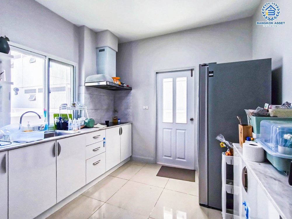 บ้านเดี่ยวมือสอง โครงการ เพอร์เฟคเพลส1 ราชพฤกษ์ จากแบรนด์ Property Perfect เนื้อที่ 56.20 ตร.ว. ฟังก์ชัน 3 ห้องนอน 3 ห้องน้ำ 2 ที่จอดรถ บ้านหลังใหญ่ ต่อเติมพร้อมเข้าอยู่ บนทำเลติดถนนราชพฤกษ์ ใกล้รถไฟฟ้าสายสีม่วง "สถานีบางรักน้อยท่าอิฐ" และจุดขึ้นทางด่วน "ศรีรัช" จองเลย!