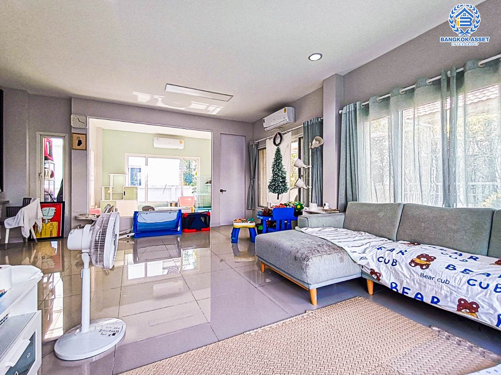 บ้านเดี่ยวมือสอง โครงการ เพอร์เฟคเพลส1 ราชพฤกษ์ จากแบรนด์ Property Perfect เนื้อที่ 56.20 ตร.ว. ฟังก์ชัน 3 ห้องนอน 3 ห้องน้ำ 2 ที่จอดรถ บ้านหลังใหญ่ ต่อเติมพร้อมเข้าอยู่ บนทำเลติดถนนราชพฤกษ์ ใกล้รถไฟฟ้าสายสีม่วง "สถานีบางรักน้อยท่าอิฐ" และจุดขึ้นทางด่วน "ศรีรัช" จองเลย!