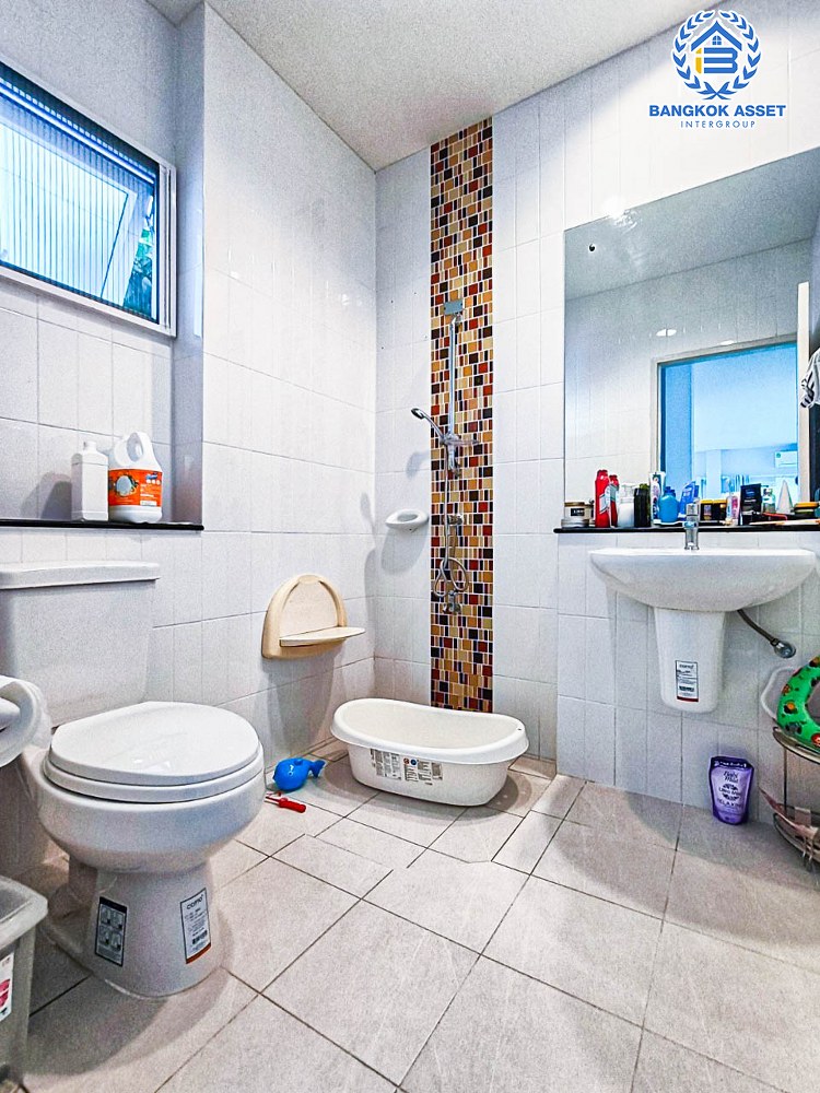 บ้านเดี่ยวมือสอง โครงการ เพอร์เฟคเพลส1 ราชพฤกษ์ จากแบรนด์ Property Perfect เนื้อที่ 56.20 ตร.ว. ฟังก์ชัน 3 ห้องนอน 3 ห้องน้ำ 2 ที่จอดรถ บ้านหลังใหญ่ ต่อเติมพร้อมเข้าอยู่ บนทำเลติดถนนราชพฤกษ์ ใกล้รถไฟฟ้าสายสีม่วง "สถานีบางรักน้อยท่าอิฐ" และจุดขึ้นทางด่วน "ศรีรัช" จองเลย!