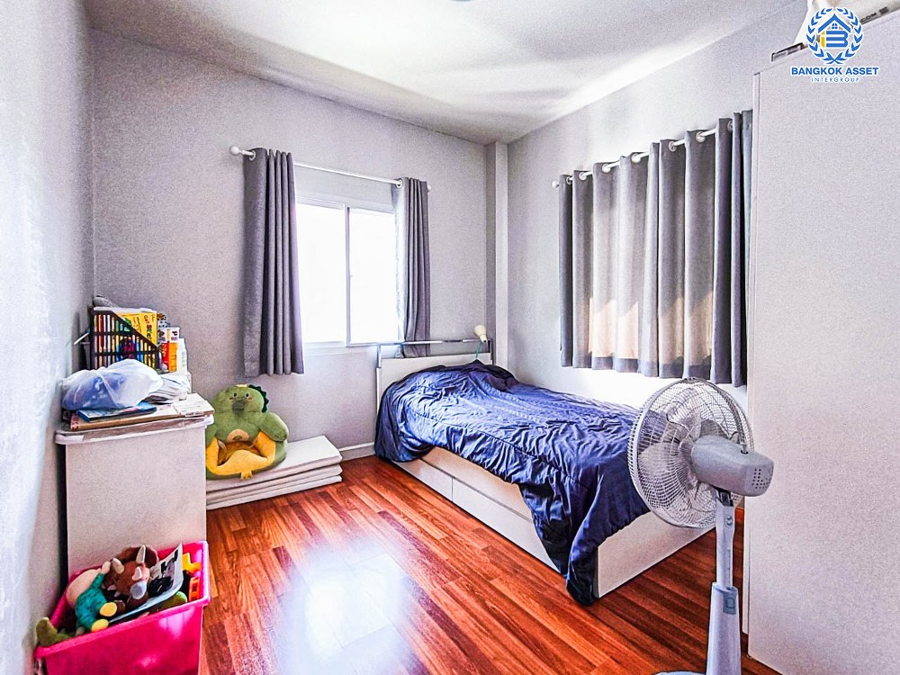 บ้านเดี่ยวมือสอง โครงการ เพอร์เฟคเพลส1 ราชพฤกษ์ จากแบรนด์ Property Perfect เนื้อที่ 56.20 ตร.ว. ฟังก์ชัน 3 ห้องนอน 3 ห้องน้ำ 2 ที่จอดรถ บ้านหลังใหญ่ ต่อเติมพร้อมเข้าอยู่ บนทำเลติดถนนราชพฤกษ์ ใกล้รถไฟฟ้าสายสีม่วง "สถานีบางรักน้อยท่าอิฐ" และจุดขึ้นทางด่วน "ศรีรัช" จองเลย!