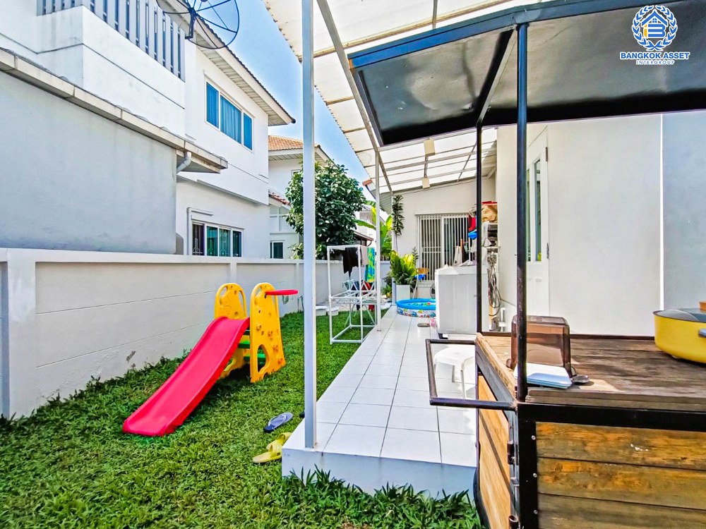 บ้านเดี่ยวมือสอง โครงการ เพอร์เฟคเพลส1 ราชพฤกษ์ จากแบรนด์ Property Perfect เนื้อที่ 56.20 ตร.ว. ฟังก์ชัน 3 ห้องนอน 3 ห้องน้ำ 2 ที่จอดรถ บ้านหลังใหญ่ ต่อเติมพร้อมเข้าอยู่ บนทำเลติดถนนราชพฤกษ์ ใกล้รถไฟฟ้าสายสีม่วง "สถานีบางรักน้อยท่าอิฐ" และจุดขึ้นทางด่วน "ศรีรัช" จองเลย!