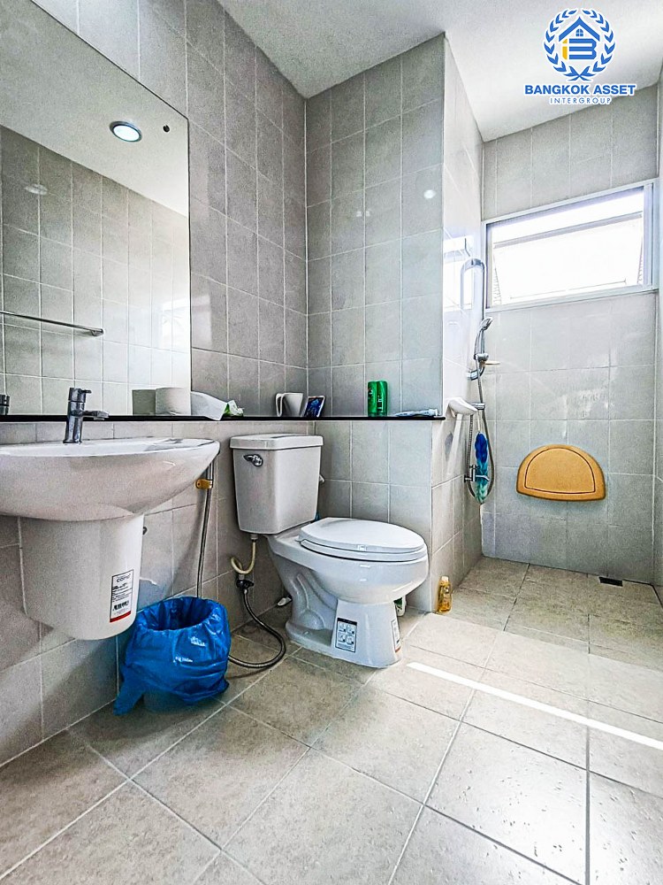 บ้านเดี่ยวมือสอง โครงการ เพอร์เฟคเพลส1 ราชพฤกษ์ จากแบรนด์ Property Perfect เนื้อที่ 56.20 ตร.ว. ฟังก์ชัน 3 ห้องนอน 3 ห้องน้ำ 2 ที่จอดรถ บ้านหลังใหญ่ ต่อเติมพร้อมเข้าอยู่ บนทำเลติดถนนราชพฤกษ์ ใกล้รถไฟฟ้าสายสีม่วง "สถานีบางรักน้อยท่าอิฐ" และจุดขึ้นทางด่วน "ศรีรัช" จองเลย!