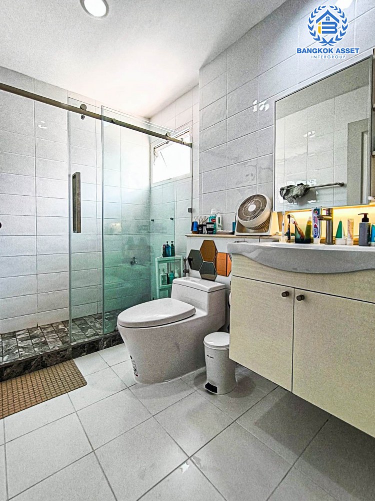 บ้านเดี่ยวมือสอง โครงการ เพอร์เฟคเพลส1 ราชพฤกษ์ จากแบรนด์ Property Perfect เนื้อที่ 56.20 ตร.ว. ฟังก์ชัน 3 ห้องนอน 3 ห้องน้ำ 2 ที่จอดรถ บ้านหลังใหญ่ ต่อเติมพร้อมเข้าอยู่ บนทำเลติดถนนราชพฤกษ์ ใกล้รถไฟฟ้าสายสีม่วง "สถานีบางรักน้อยท่าอิฐ" และจุดขึ้นทางด่วน "ศรีรัช" จองเลย!