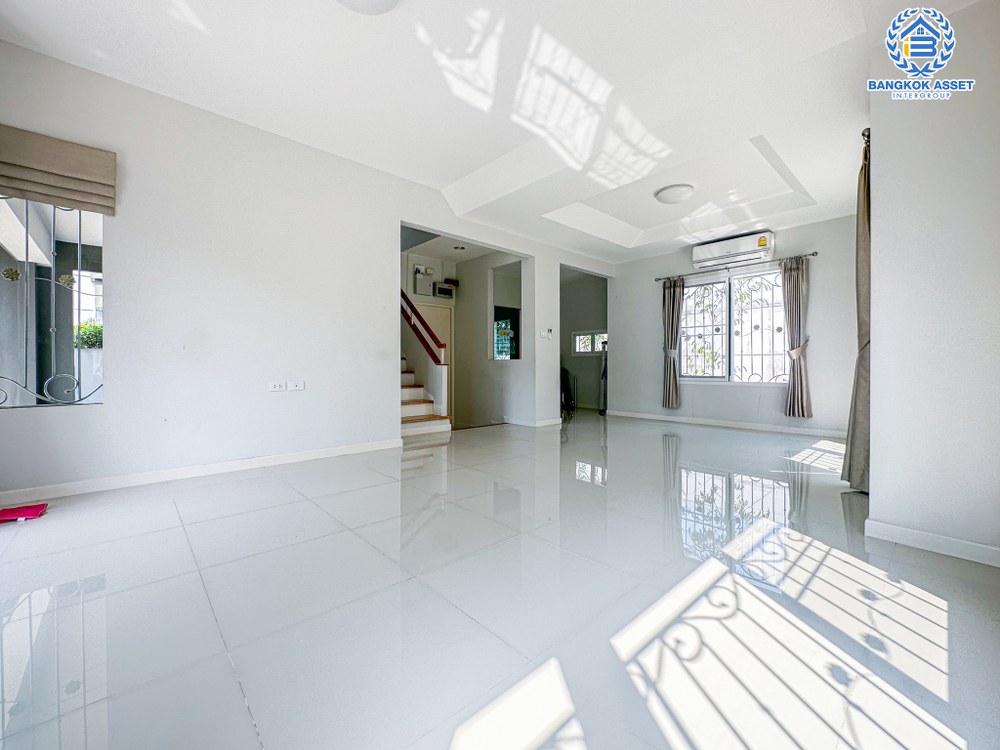 บ้านเดี่ยวมือสอง โครงการ ชัยพฤกษ์ ปิ่นเกล้า-กาญจนาฯ จากแบรนด์ L&H เนื้อที่กว้างกว่า 62.50  ตร.ว. ฟังก์ชัน 3 ห้องนอน 3 ห้องน้ำ จอดรถได้ 2 คัน บ้านสวย สภาพพร้อมเข้าอยู่ ตั้งบนทำเลเดินทางสะดวก เชื่อมต่อถนนหลากหลายเส้นทาง ใกล้รถไฟฟ้าสายสีม่วง "สถานีตลาดบางใหญ่" และจุดขึ้นทางด่วน "กาญจนาภิเษก"