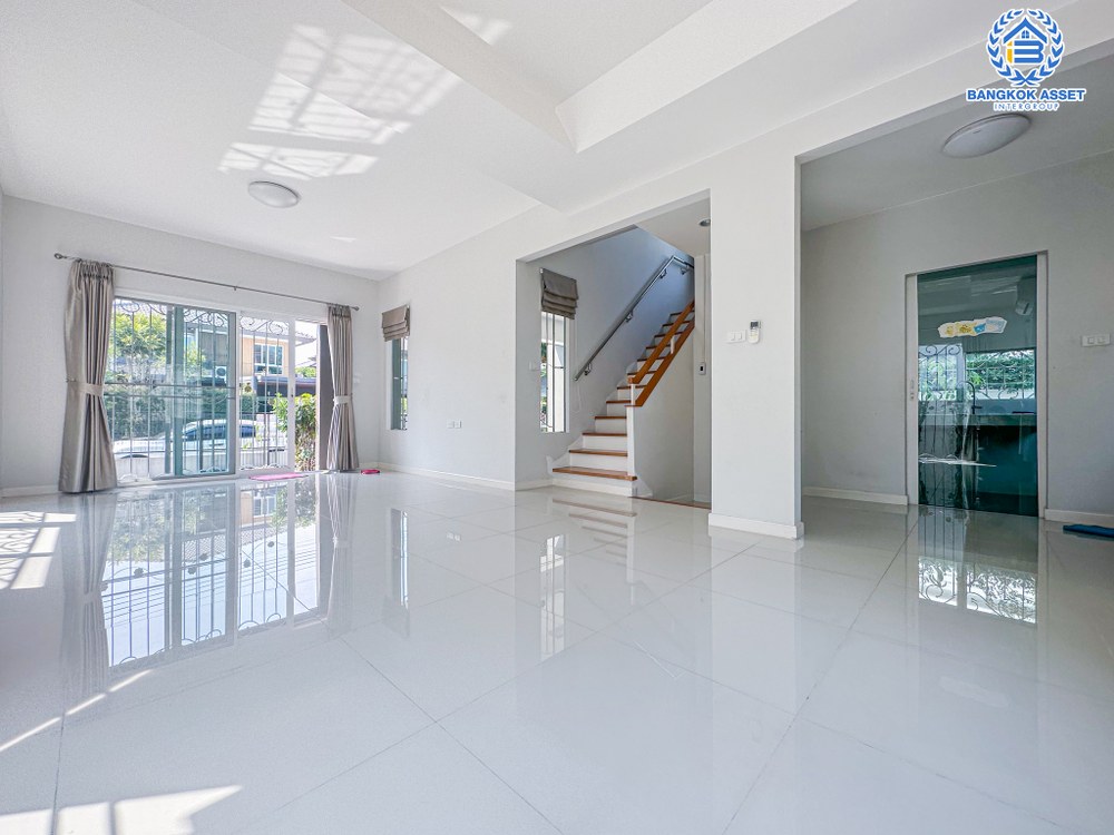 บ้านเดี่ยวมือสอง โครงการ ชัยพฤกษ์ ปิ่นเกล้า-กาญจนาฯ จากแบรนด์ L&H เนื้อที่กว้างกว่า 62.50  ตร.ว. ฟังก์ชัน 3 ห้องนอน 3 ห้องน้ำ จอดรถได้ 2 คัน บ้านสวย สภาพพร้อมเข้าอยู่ ตั้งบนทำเลเดินทางสะดวก เชื่อมต่อถนนหลากหลายเส้นทาง ใกล้รถไฟฟ้าสายสีม่วง "สถานีตลาดบางใหญ่" และจุดขึ้นทางด่วน "กาญจนาภิเษก"