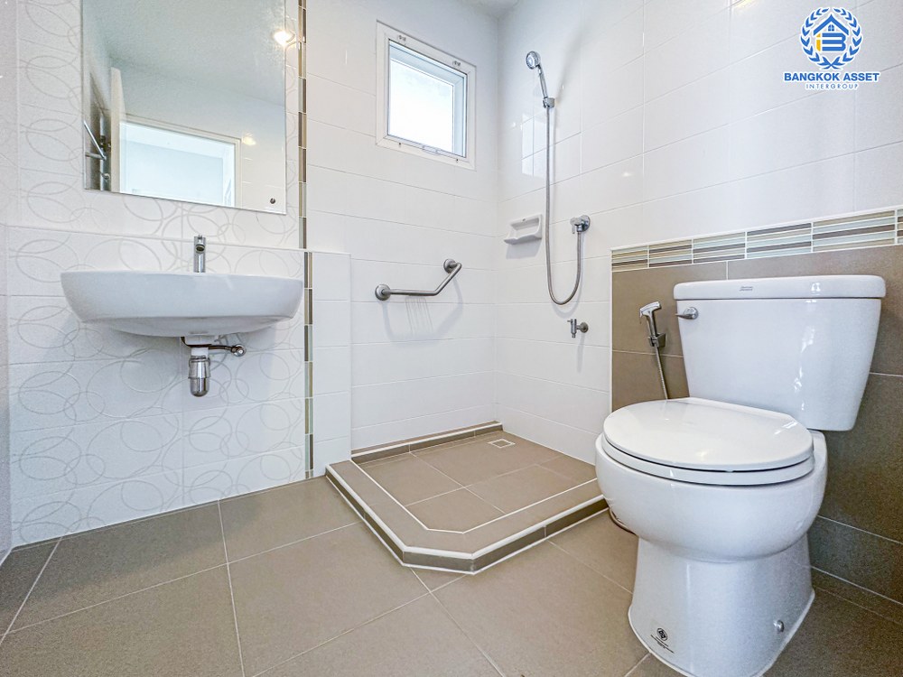 บ้านเดี่ยวมือสอง โครงการ ชัยพฤกษ์ ปิ่นเกล้า-กาญจนาฯ จากแบรนด์ L&H เนื้อที่กว้างกว่า 62.50  ตร.ว. ฟังก์ชัน 3 ห้องนอน 3 ห้องน้ำ จอดรถได้ 2 คัน บ้านสวย สภาพพร้อมเข้าอยู่ ตั้งบนทำเลเดินทางสะดวก เชื่อมต่อถนนหลากหลายเส้นทาง ใกล้รถไฟฟ้าสายสีม่วง "สถานีตลาดบางใหญ่" และจุดขึ้นทางด่วน "กาญจนาภิเษก"