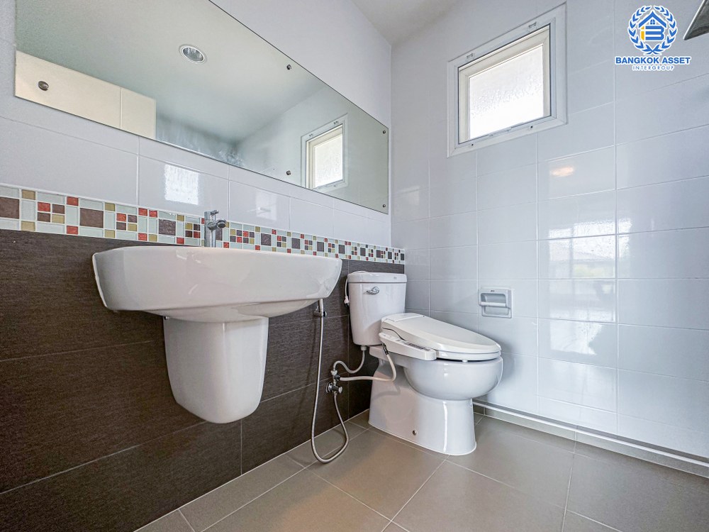 บ้านเดี่ยวมือสอง โครงการ ชัยพฤกษ์ ปิ่นเกล้า-กาญจนาฯ จากแบรนด์ L&H เนื้อที่กว้างกว่า 62.50  ตร.ว. ฟังก์ชัน 3 ห้องนอน 3 ห้องน้ำ จอดรถได้ 2 คัน บ้านสวย สภาพพร้อมเข้าอยู่ ตั้งบนทำเลเดินทางสะดวก เชื่อมต่อถนนหลากหลายเส้นทาง ใกล้รถไฟฟ้าสายสีม่วง "สถานีตลาดบางใหญ่" และจุดขึ้นทางด่วน "กาญจนาภิเษก"