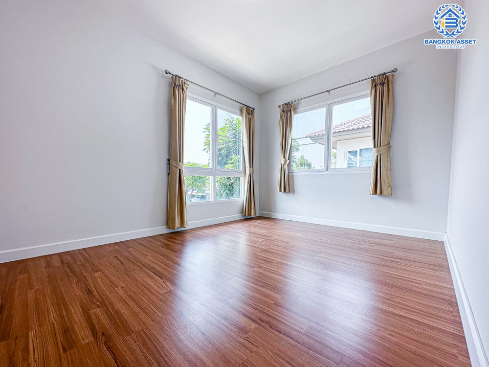 บ้านเดี่ยวมือสอง โครงการ ชัยพฤกษ์ ปิ่นเกล้า-กาญจนาฯ จากแบรนด์ L&H เนื้อที่กว้างกว่า 62.50  ตร.ว. ฟังก์ชัน 3 ห้องนอน 3 ห้องน้ำ จอดรถได้ 2 คัน บ้านสวย สภาพพร้อมเข้าอยู่ ตั้งบนทำเลเดินทางสะดวก เชื่อมต่อถนนหลากหลายเส้นทาง ใกล้รถไฟฟ้าสายสีม่วง "สถานีตลาดบางใหญ่" และจุดขึ้นทางด่วน "กาญจนาภิเษก"