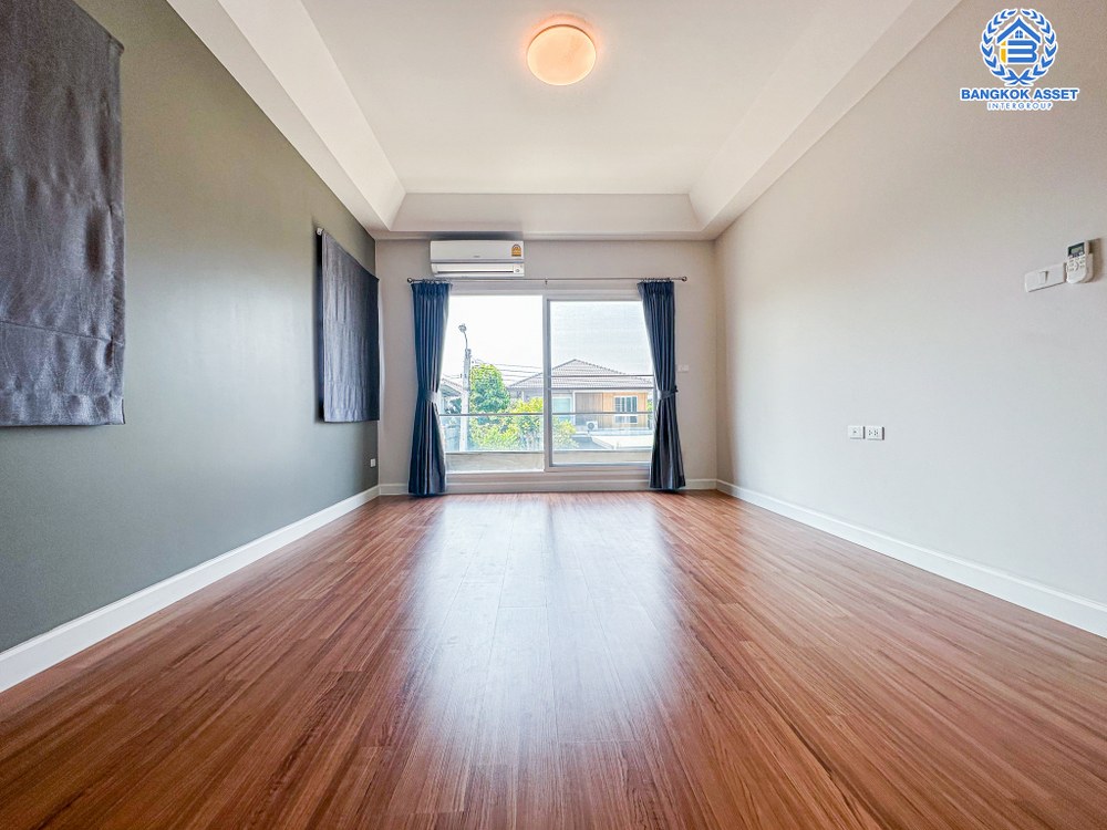 บ้านเดี่ยวมือสอง โครงการ ชัยพฤกษ์ ปิ่นเกล้า-กาญจนาฯ จากแบรนด์ L&H เนื้อที่กว้างกว่า 62.50  ตร.ว. ฟังก์ชัน 3 ห้องนอน 3 ห้องน้ำ จอดรถได้ 2 คัน บ้านสวย สภาพพร้อมเข้าอยู่ ตั้งบนทำเลเดินทางสะดวก เชื่อมต่อถนนหลากหลายเส้นทาง ใกล้รถไฟฟ้าสายสีม่วง "สถานีตลาดบางใหญ่" และจุดขึ้นทางด่วน "กาญจนาภิเษก"